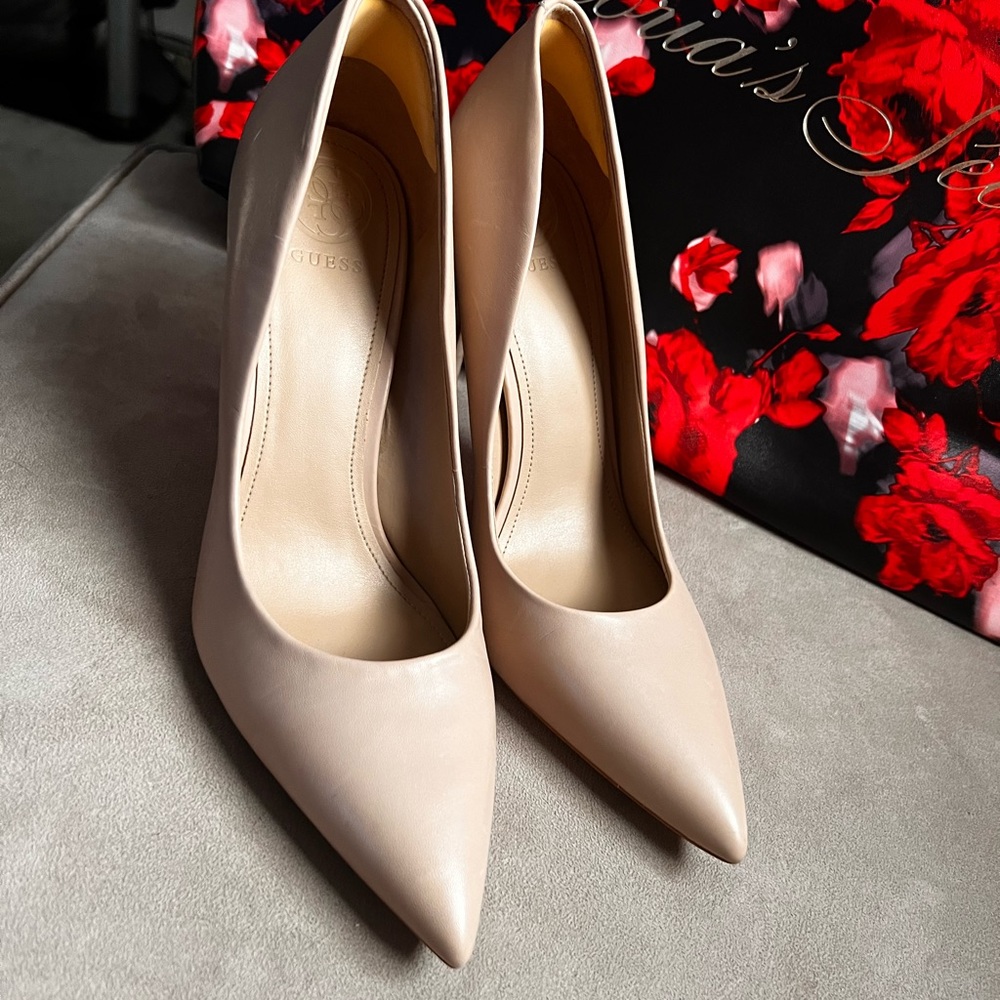 Pointed shoes